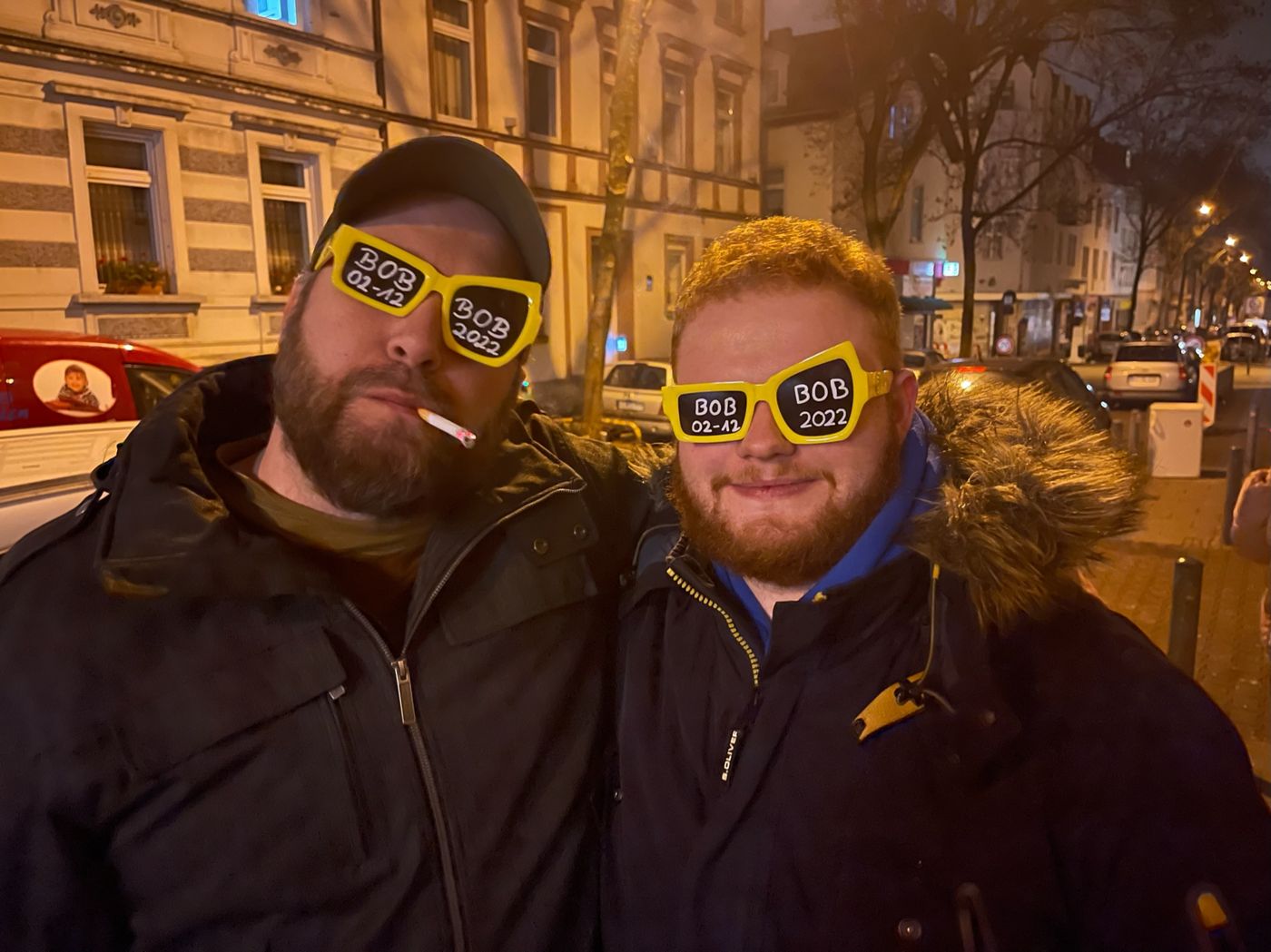Zwei Teilnehmer mit gelben Brillen auf der Straße