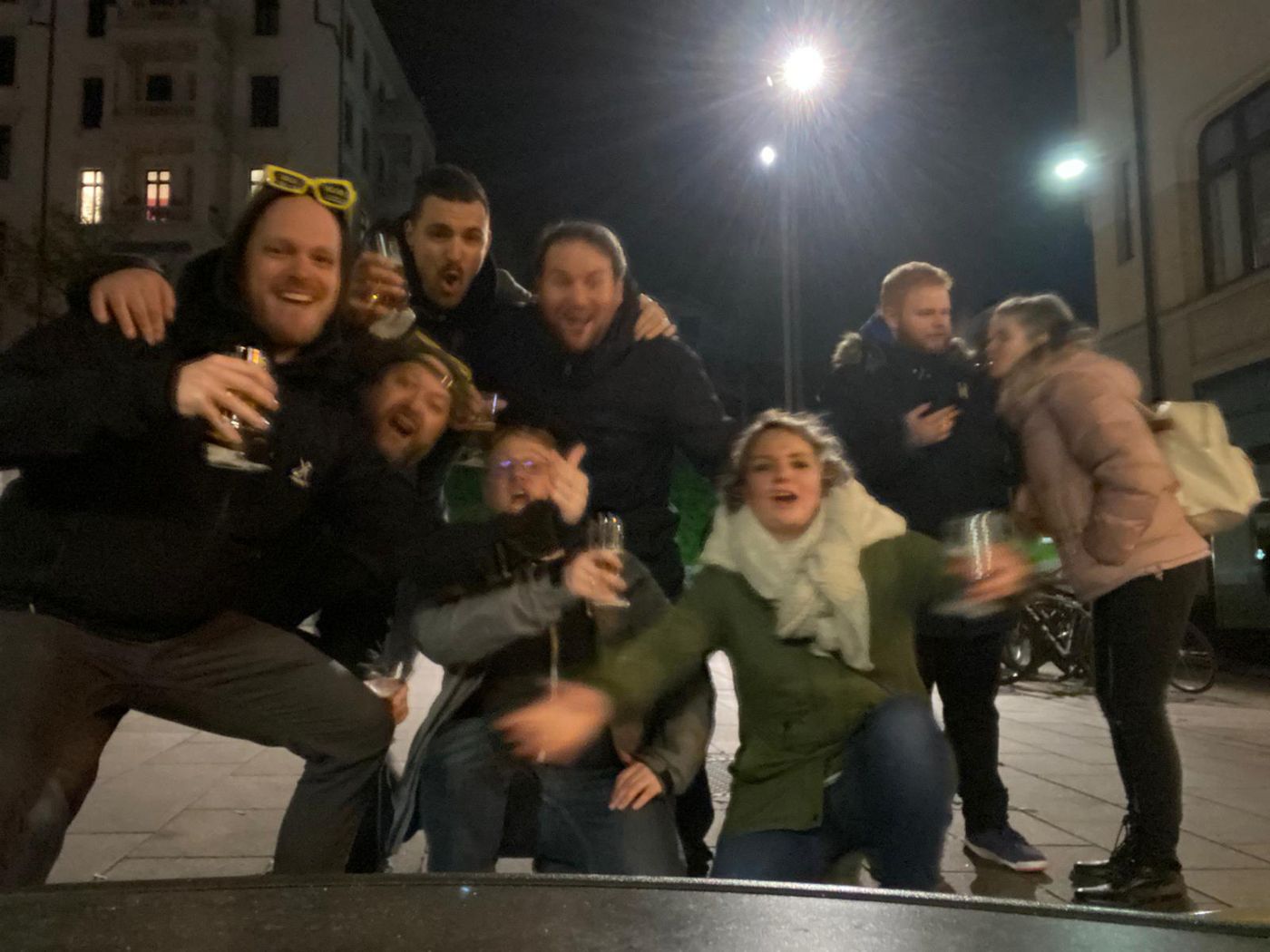 Die Gruppe feiert nachts auf der Straße