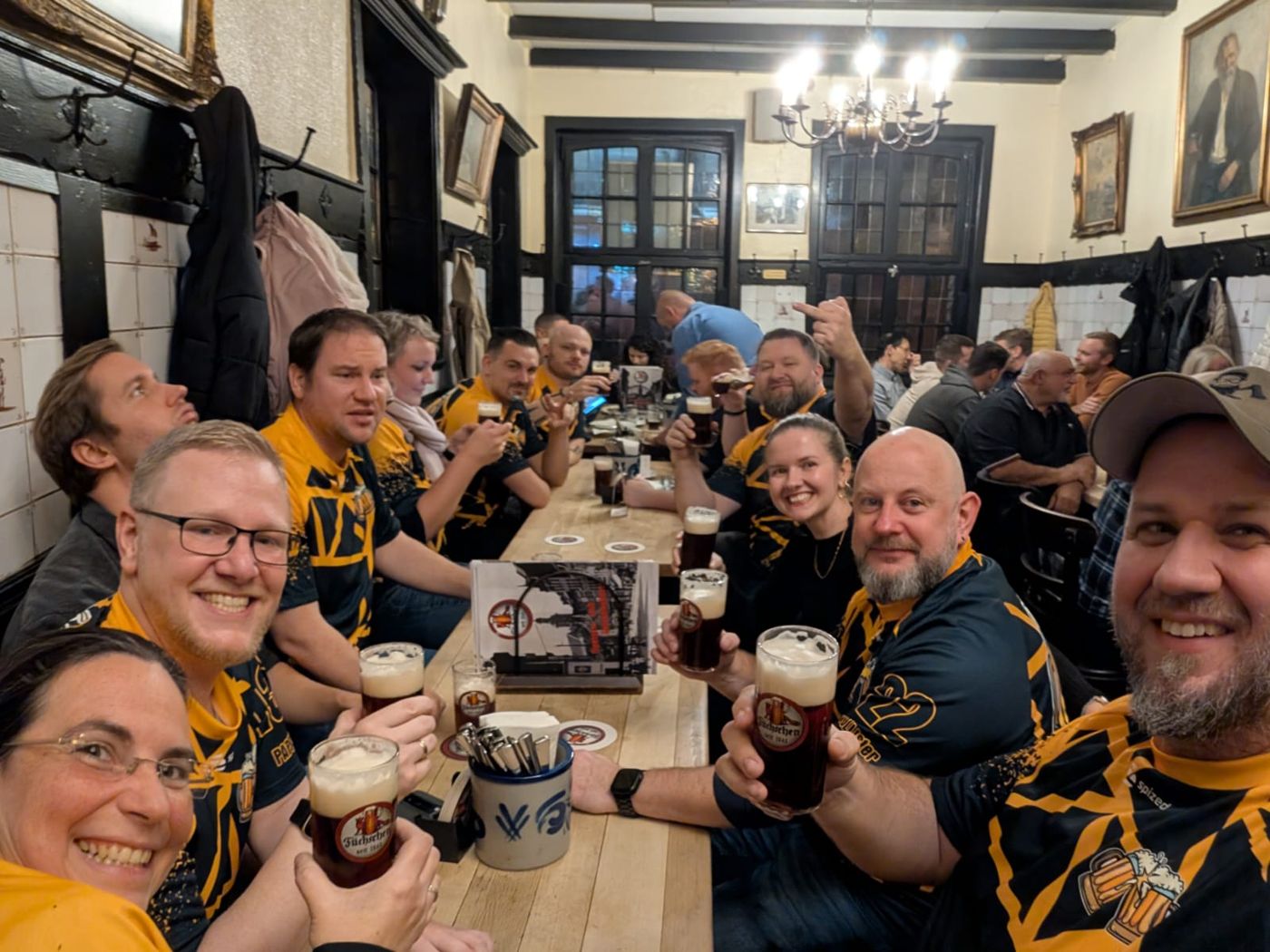 Die Runde in Trikots an einem Tisch in Düsseldorf