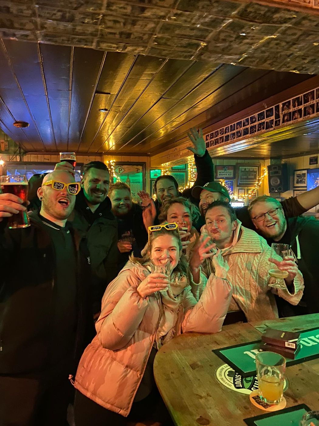 Gelbe Partybrillen mit der Aufschrift BOB 02-12 2022